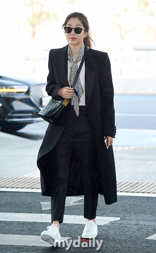 ▲ 정려원 '멀리서도 눈썹만 동동'