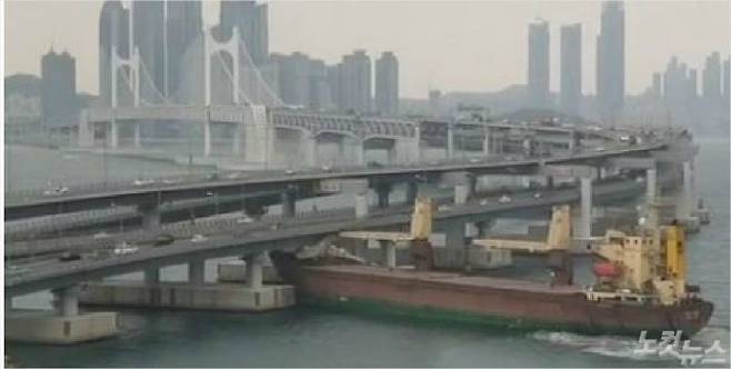 28일 부산 광안대교에 초대형 화물선이 충돌했다. (사진=인스타그램 'canaan_manager' 제공 영상 캡처)