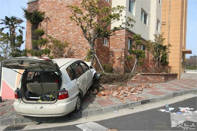 제주에서 승용차가 빌라 외벽을 들이받아 8명이 다쳤다. 1일 오후 2시 33분쯤 제주시 월평동 제주중앙고등학교 인근 내리막 도로에서 카렌스 승용차가 빌라 외벽을 들이 받아 8명이 경상을 입었다. (사진=제주 119 제공)