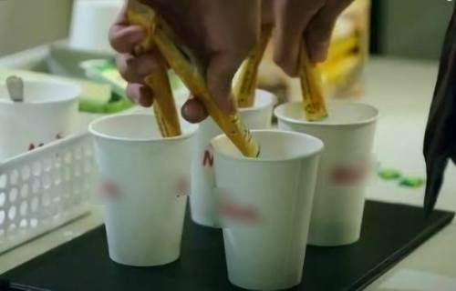 여성 근로자에게 업무와 상관없이 커피나 과일을 준비하도록 하는 등 고정된 성(性)역할을 강요하는 행위도 직장내 괴롭힘으로 분류된다.