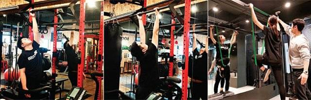 한 손 매달리기와 두 손 매달리기. 근력이 약한 여성이나 장년층은 철봉에 밴드를 걸어 매달리기와 턱걸이를 하면 더 오래 철봉운동을 할수 있어 효과적이다(왼쪽 부터). [사진 제공 · 이동기]