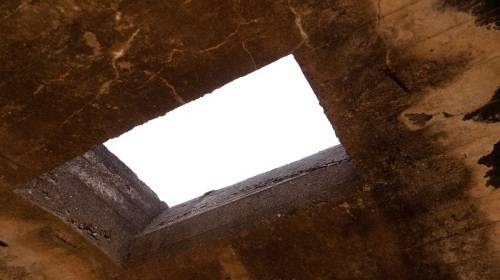 저장고 천장에 난 구멍. 징용자들은 광산에서 캔 명반석을 이곳으로 옮긴 뒤, 구멍을 통해 아래로 쏟았다. 해남=서재민 기자