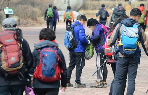 지난달 28일 서울 도봉산 국립공원을 찾은 등산객들이 가벼운 옷차림으로 등산을 하고 있다.
