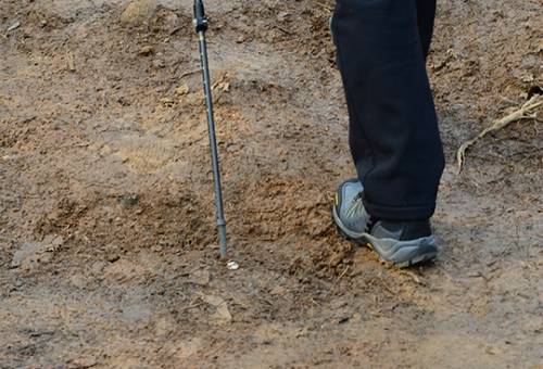 일부 탐방로 구간은 녹아내린 물이 흙 속에 스며들어 미끄럽다.