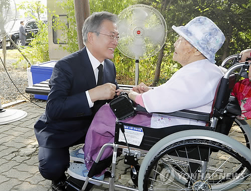 문 대통령, 곽예남 할머니 향해 '다정한 미소' (천안=연합뉴스) 배재만 기자 = 문재인 대통령이 14일 충남 천안 국립 망향의 동산을 방문해 일본군 위안부 피해 생존자 곽예남 할머니와 인사를 나누고 있다.      국립 망향의 동산은 해외동포들을 위한 국립묘원으로, 위안부 피해자들의 유해도 안치돼 있다. 2018.8.14 scoop@yna.co.kr