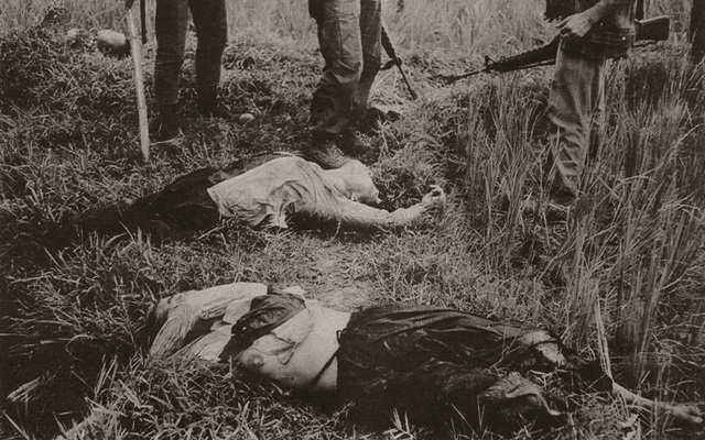 한국군이 퐁니에 진입했다가 빠져나간 뒤 구조하러 갔던 미군이 찍은 사진에 레딘먼의 엄마 하티지엔(아래)이 찍혔다.