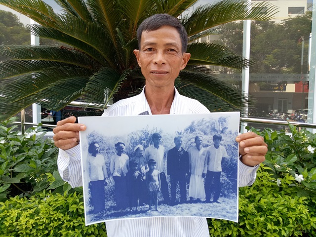 호찌민에서 만난 랑. 들고 있는 사진 앞줄 오른쪽 꼬마가 1975년의 그다.     권현우 팀장 제공