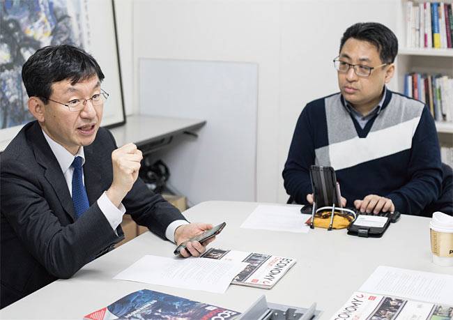 (왼쪽부터) 성태윤 연세대 경제학과 교수. 선정우 코믹팝 대표. / 사진 김흥구 객원기자