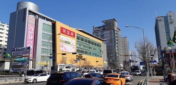 1970년대에 들어선 제기동의 옛 미도파백화점 건물. [사진 박헌정]