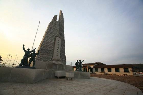 소안항일운동기념탑. 뒤편으로 소안항일운동기념관이 보인다. [사진 한국관광공사]
