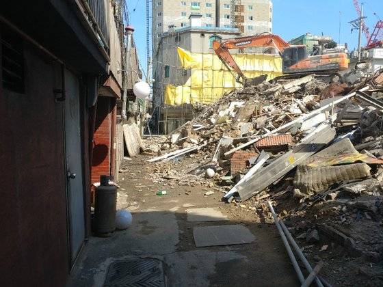 2월 16일 옐로하우스 지역 철거가 재개돼 빈 성매매 업소 7곳 이상이 허물어졌다. 철거된 업소 옆에서 다른 업소가 영업을 하고 있다. [사진 옐로하우스 이주대책위원회 제공]