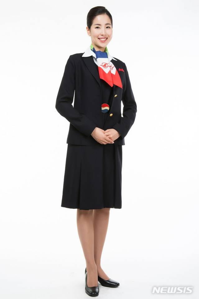 【서울=뉴시스】대한항공이 지난 1일부로 창립 50주년을 맞았다. 대한항공은 50년 역사를 기념하며 그동안 세월에 따라 변모한 유니폼의 모습을 함께 공개했다. 사진은 8기(1980년 4월~1986년 3월) 유니폼의 모습. 2019.03.04 (사진 = 대한항공 제공) photo@newsis.com