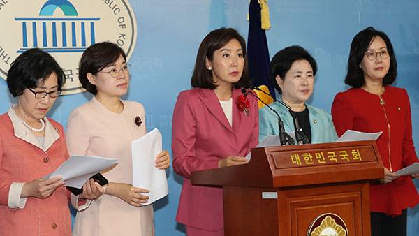 ⓒ연합뉴스 2018년 9월 여성 의원들이 ‘비동의간음죄 신설’과 관련해 기자회견을 하고 있다.이 법안은 자유한국당 나경원 의원(가운데)이 대표 발의했다.