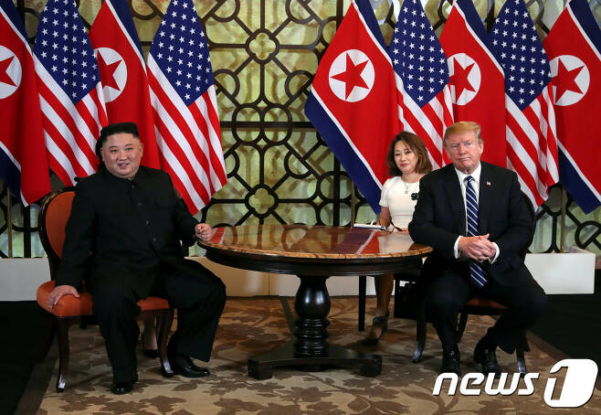 김정은 북한 국무위원장과 도널드 트럼프 미국 대통령 28일 오전(현지시간) 베트남 하노이 메트로폴 호텔에서 2차 단독정상회담을 하고 있다. © 로이터=뉴스1