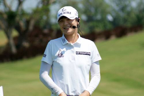 미국여자프로골프(LPGA) 투어 세계랭킹 1위 박성현이 4일(한국시간) 필리핀 라구나에 위치한 더 컨트리클럽에서 솔레어 리조트 앤드 카지노 VVIP 회원 40여명과 현지 유망주 20여 명 등을 대상으로 골프 클리닉을 하고 있다. 사진제공 | 솔레어리조트앤드카지노