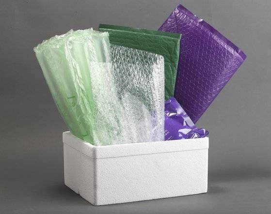 일반적인 포장재 모습. 비닐 완충재와 비닐 보랭백, 스티로폼, 폴리머 소재 아이스팩 등이 사용된다. 임현동 기자