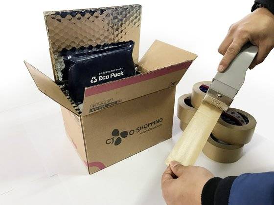 종이 보랭 상자와 물로 만든 아이스팩 종이 완충재, 종이 테이프 등을 사용한 CJ ENM 오쇼핑의 친환경 보냉패키지. [사진 CJ ENM 오쇼핑]