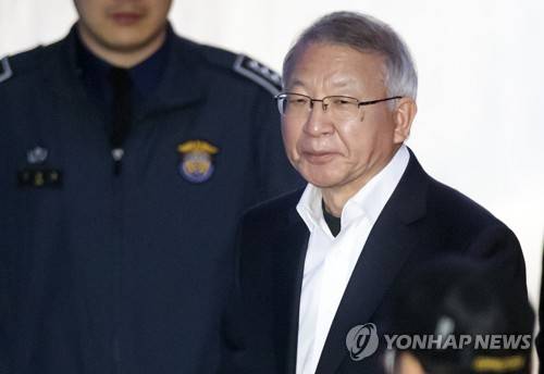 양승태 '법정으로' (서울=연합뉴스) 윤동진 기자 = 사법행정권 남용 혐의로 구속기소 된 양승태 전 대법원장이 보석(보증금 등 조건을 내건 석방) 여부를 가릴 심문기일에 참석하기 위해 26일 오후 서초구 서울중앙지법에 도착, 호송차에 내려 법정으로 향하고 있다. 2019.2.26 mon@yna.co.kr