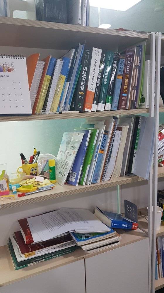 콴다를 만든 스타트업 매스프레소 사무실에는 수학교과서와 문제집이 사무실 곳곳에 꽂혀 있다. 박민제 기자