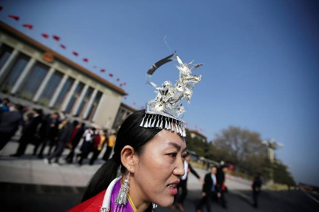 소수민족 대표의 화려한 머리 장식. [REUTERS=연합뉴스]