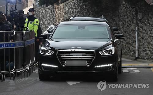 자택 들어가는 MB 탑승 차량 (서울=연합뉴스) 김도훈 기자 = 뇌물·횡령 등 혐의로 1심에서 징역 15년을 선고받은 이명박 전 대통령에 대한 조건부 보석 결정이 내려진 6일 오후 이 전 대통령을 태운 차량이 서울 강남구 사저로 들어서고 있다. 2019.3.6 superdoo82@yna.co.kr