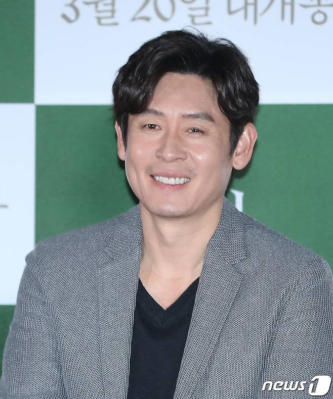배우 설경구가 7일 오후 서울 용산 CGV에서 열린 영화 ‘우상’(감독 이수진) 언론 시사회회에 참석해 미소를 짓고 있다. ‘우상’은 아들의 뺑소니 사고로 정치 인생 최악의 위기를 맞게 된 남자 구명회(한석규 분)와 목숨 같은 아들이 죽고 진실을 쫓는 아버지 유중식(설경구 분) 그리고 사건 당일 비밀을 간직한 채 사라진 여자 최련화(천우희 분)까지, 그들이 맹목적으로 지키고 싶어했던 참혹한 진실에 대한 이야기를 그린 작품이다. 2019.3.7/뉴스1 © News1 권현진 기자