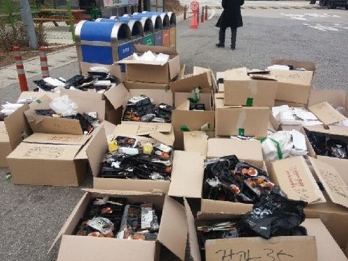 6일 한 온라인 커뮤니티에 한 대학교 학생들이 휴게소에 들러 쓰레기를 무단 투기했다는 내용의 글과 사진이 올라왔다. 사진=온라인 커뮤니티 캡처