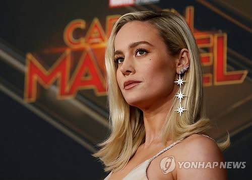 '캡틴 마블' 상영회 참석한 브리 라슨 (로스앤젤레스 로이터=연합뉴스) 4일(현지시간) 미국 캘리포니아주 로스앤젤레스에서 열린 영화 '캡틴 마블' 상영회에 참석한 주연 배우 브리 라슨이 포즈를 취하고 있다. jelee@yna.co.kr