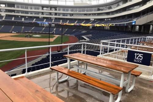 고기구우며 경기관람 (창원=연합뉴스) 이정훈 기자 = 프로야구단 NC다이노스 홈구장인 '창원NC파크 마산구장' 파티석. 전기를 끌어올 수 있어 그릴 등에 고기를 구우며 경기를 볼 수 있다. 2019.3.7