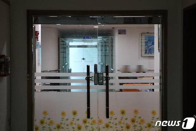 울산 한 양로원에서 70대가 같은 양로원 남성 4명을 흉기로 찌른 후 투신해 숨지는 사건이 발생했다. 2019.3.8/뉴스1 © News1 조민주 기자