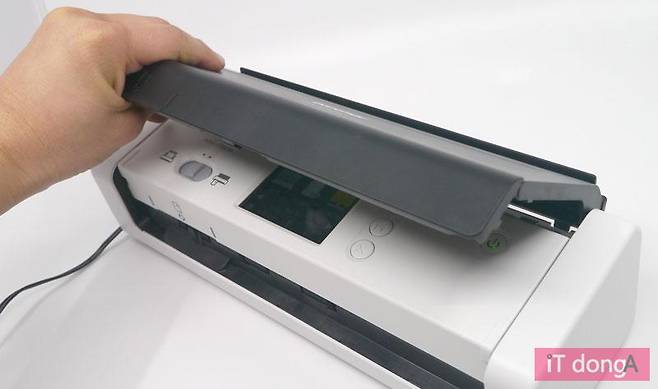 상단 커버를 열면 각종 인터페이스가 모습을 드러낸다