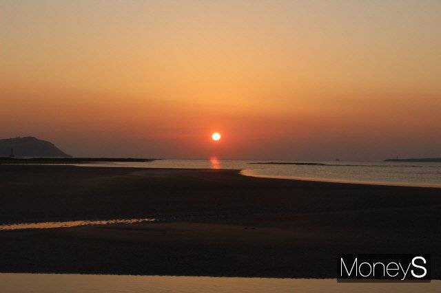 8일 오전 종다리 해변의 일출. 왼쪽 섬은 우도다. /사진=박정웅 기자