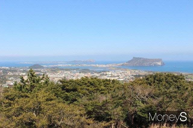 서귀포시 성산읍 대수산봉에서 바라본 지미봉(왼쪽 작은 산)과 종다리. 멀리 우도와 성산일출봉(오른쪽)도 보인다. /사진=박정웅 기자