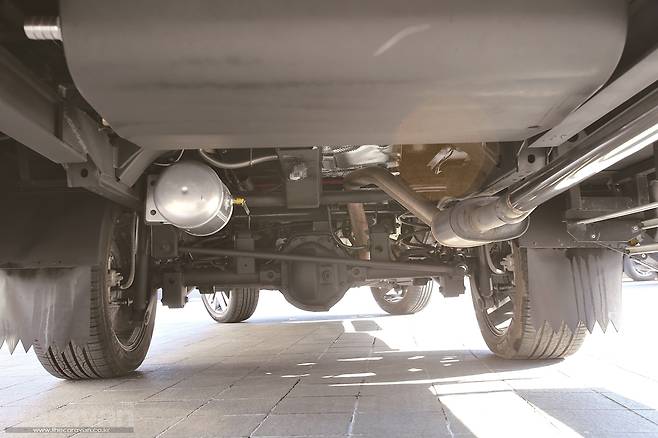 확장 베이스와 서스펜션의 보강, 추가 작업이 진행된 하체