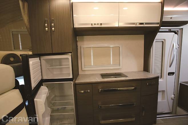 출입구 옆 주방. 뒤를 돌면 바로 소파와 테이블이 배치