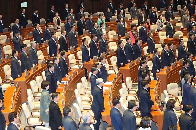 세비를 둘러싼 논쟁을 없애기 위해서는 국회의원들이 ‘밥값’을 해야 한다. 지금처럼 이해가 되지 않는 사유로 파행과 다툼만 계속하면 얼마를 받든 욕을 듣지 않을 수가 없다. 지난 7일 오후 국회 본회의장에서 임시국회 개회식이 열리고 있다. 강창광 기자 chang@hani.co.kr