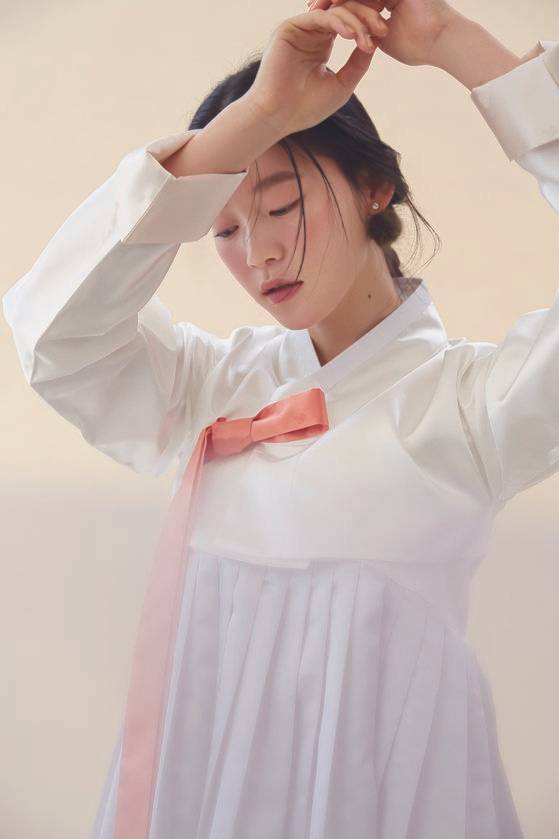 직물 기술자들이 모여있는 진주에서 원단을 직접 만들어 쓴다. [사진 아모레퍼시픽]