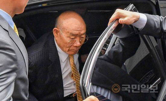 전두환 전 대통령이 11일 광주지법에 도착한 차량에서 내리고 있다. 광주=최현규 기자