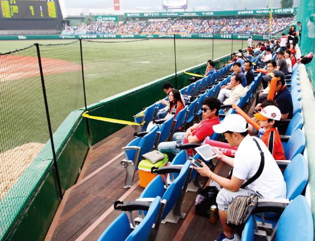 한화생명이글스파크 익사이팅 존의 모습. 파울볼을 잡아 아웃시키는 일이 더 어려워졌다. [동아DB]