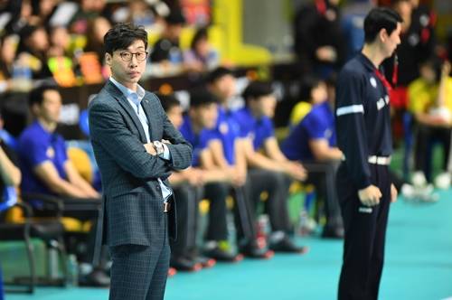 경기 지켜보는 김세진 OK저축은행 감독 [한국배구연맹 제공]