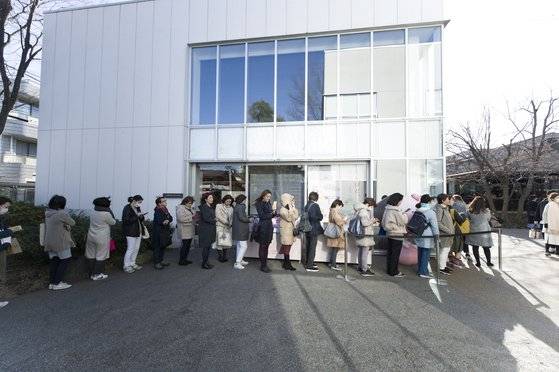 지난 9일 도쿄 츠타야 서점 다이칸야마에서 어피치 홍보대사 임명식이 열렸다. 행사를 보이기 위해 긴 줄을 선 사람들. [사진 한국관광공사]