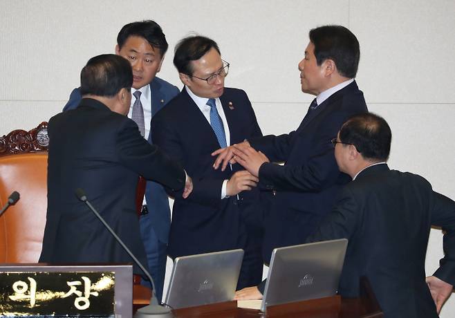 강하게 항의하는 홍영표 [사진 출처 = 연합뉴스]