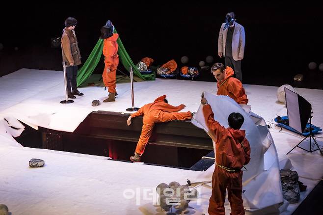 지난해 남산예술센터 ‘서치라이트’에서 선보인 ‘하얗게 질리기 전에’의 한 장면(사진=남산예술센터).
