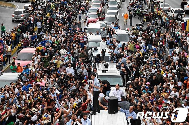 12일(현지시간) 베네수엘라 카라카스에서 반정부 거리 시위가 열리고 있다.  © AFP=뉴스1