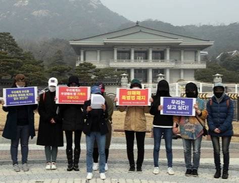 성매매 여성 등으로 구성된 인천 집창촌 옐로하우스 이주대책위원회가 5일 오후 서울 종로구 효자동 청와대 분수대 앞에서 이주대책 및 보상비 요구에 대한 기자회견을 하고 있다. 김경록 기자