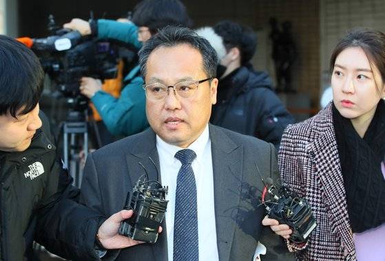 직원을 상습 폭행한 혐의로 고소당한 송명빈(50) 마커그룹 대표가 지난 1월 경찰 조사를 마친 뒤 귀가하고 있다. [연합뉴스]