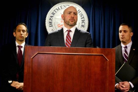 미 연방검찰과 연방수사국(FBI)이 12일 보스턴에서 체대 입시비리 관련 기자회견을 하고 있다. [EPA]
