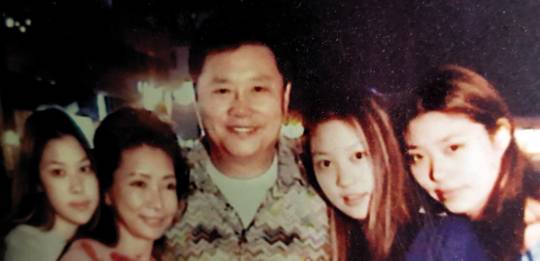 남진 장로(가운데)가 1990년대 목포에서 가족들과 함께 사진을 촬영했다. 군사정권 때 방송 출연 제재를 받았던 남 장로에게 가족은 큰 힘이 됐다.