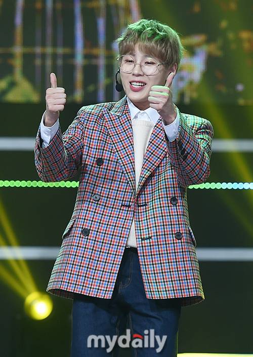 ▲ 하성운 '팬들에게 엄지 척!'