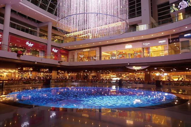 마리나 베이 샌즈 내에만 250개의 매장이 있다. 말 그대로 복합리조트다. 밖으로 나갈 이유가 없다